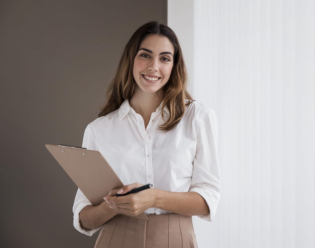 vista-frontal-elegante-empresaria-sosteniendo-portapapeles-espacio-copia vista-frontal-elegante-empresaria-sosteniendo-portapapeles-espacio-copia